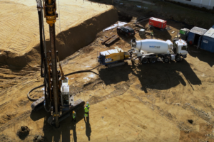 Betonowanie pali fundamentowych podczas wykonywania fundamentów palowych